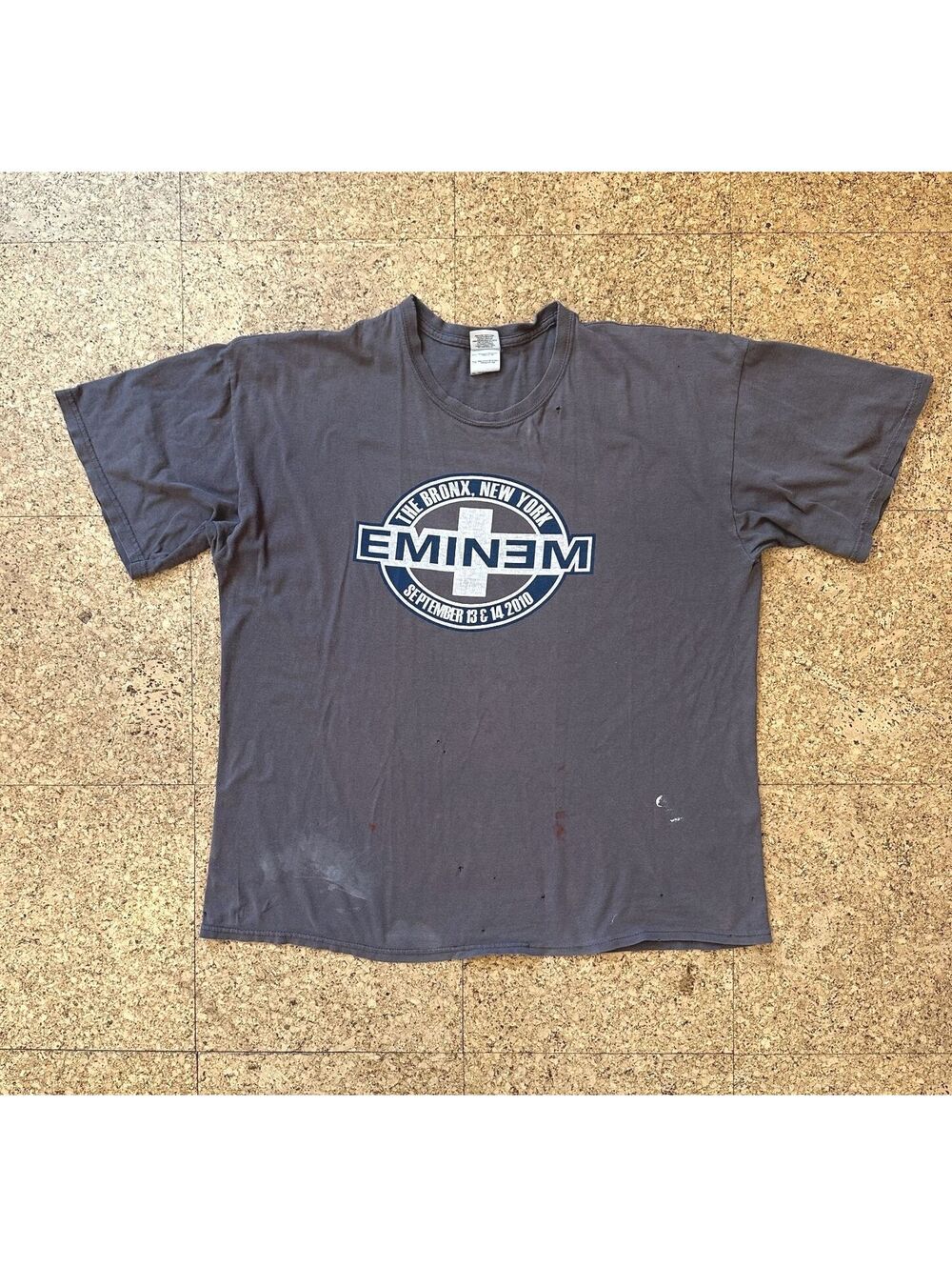 Eminem 2010 Yankee Stadium Bronx Concert T-Shirt Gildan Thrashed Distressed